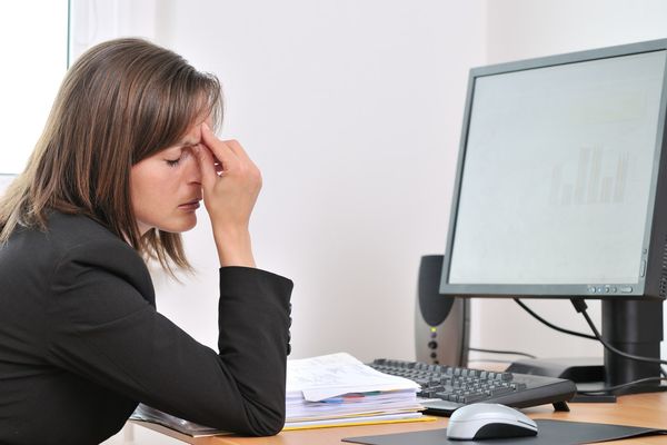 10 Lý do gây đau đầu, mệt mỏi ở dân văn phòng